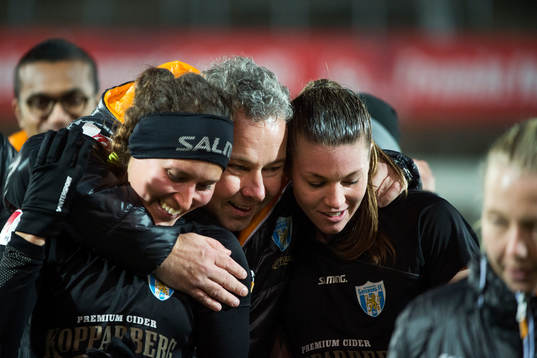Göteborgs Catrine Johansson, tränare Stefan Rehn och Pauline Hammarlund jublar