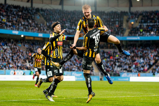 Häckens Juhani Ojala , Paulinho och Daleho Irandust jublar efter 0-1