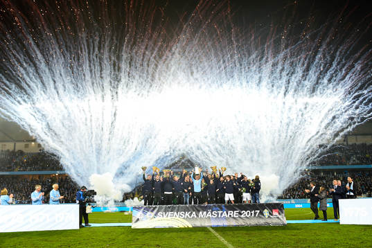 Malmö FFs Markus Rosenberg höjer Lennart Johanssons Pokal