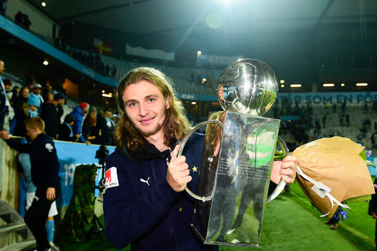 Malmö FFs Pawel Cibicki jublar med Lennart Johanssons Pokal