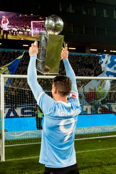 Malmö FFs Markus Rosenberg lyfter Lennart Johanssons pokal mot publiken