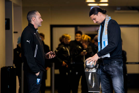 Zlatan Ibrahimovic väntar i spelartunneln på att få dela