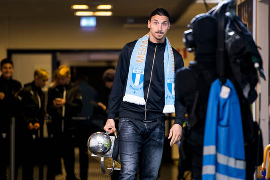 Zlatan Ibrahimovic väntar i spelartunneln på att få dela