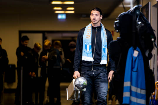 Zlatan Ibrahimovic väntar i spelartunneln på att få dela