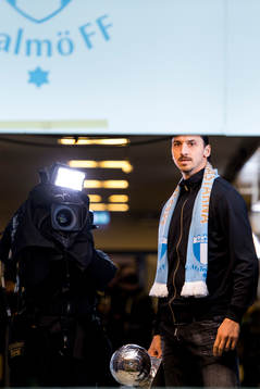Zlatan Ibrahimovic väntar i spelartunneln på att få dela