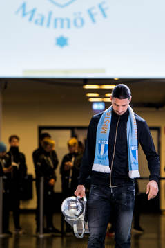 Zlatan Ibrahimovic väntar i spelartunneln på att få dela