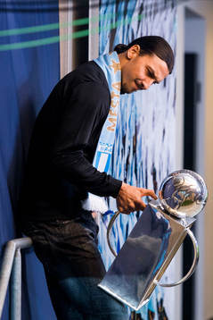 Zlatan Ibrahimovic väntar i spelartunneln på att få dela