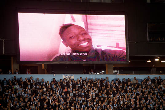 Pa Konate pratar