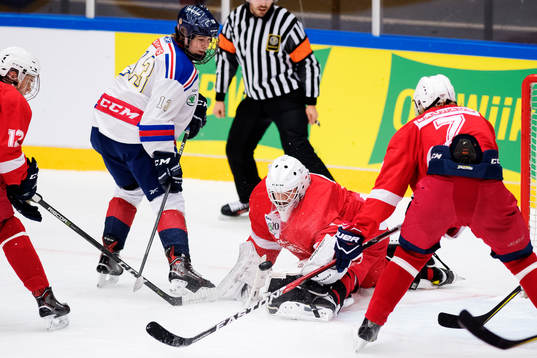Stockholm Syds Alexander Holtz ser Östergötlands målvakt