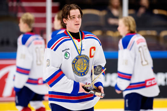 Stockholm Syds Alexander Holtz jublar med pokalen