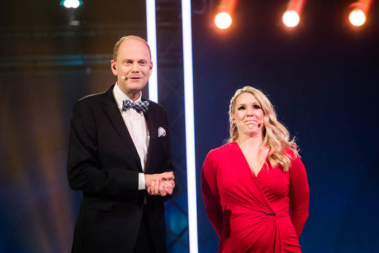Programledare Lasse Granqvist och Anna Brolin
