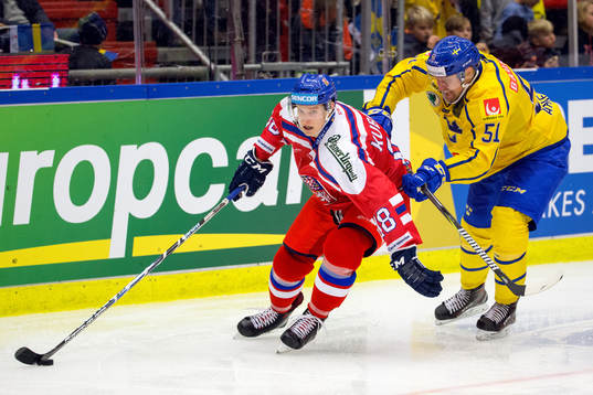 Tjeckiens Dominik Kubalik och Sveriges Jonas Ahnelöv