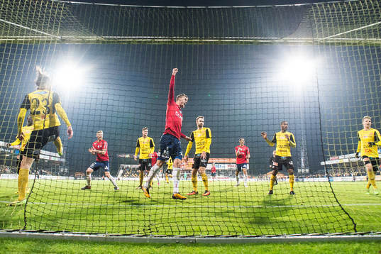 Örgrytes Johan Hammar jublar efter att William Atashkadeh gjort 2-1