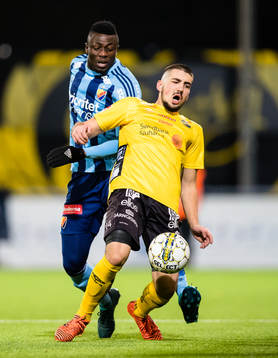 Djurgårdens Haruna Garba i kamp om bollen med Elfsborgs Ibrahim Dresevic