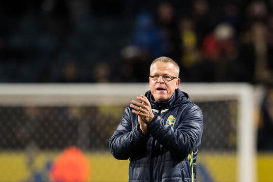 Sveriges förbundskapten Janne Andersson tackar publiken