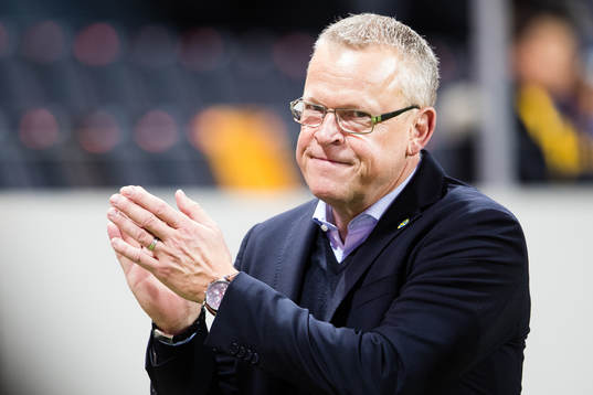 Sveriges förbundskapten Janne Andersson tackar publiken