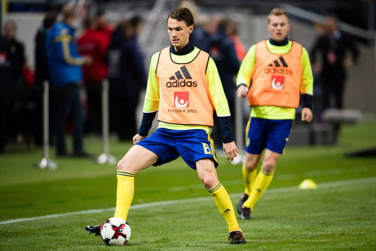 Sveriges Albin Ekdal värmer upp före fotbollsmatchen i VM-kvalets play-off mellan Sverige och Italien den 10 november 2017 i Stockholm.