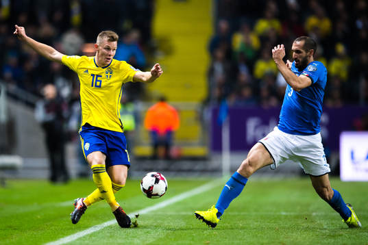 Sveriges Emil Krafth och Italiens Giorgio Chiellini