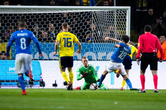 Italiens Marco Parolo oroar framför Sveriges målvakt
