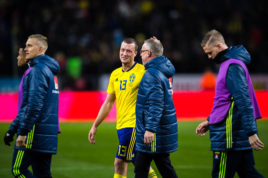 Sveriges Jakob Johansson och förbundskapten Janne Andersson jublar