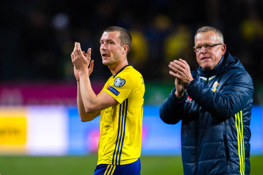 Sveriges Jakob Johansson och förbundskapten Janne Andersson jublar