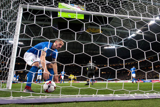 Italiens Marco Parolo hämtar bollen i målet