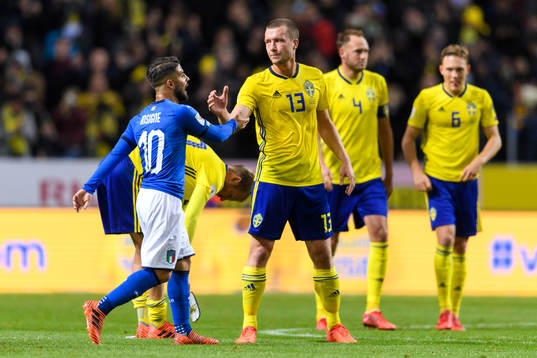 Italiens Lorenzo Insigne tackar Sveriges Jakob Johansson