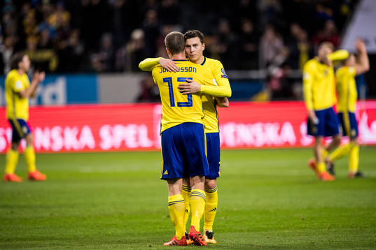 Sveriges Victor Nilsson Lindelöf kramar om Jakob Johansson