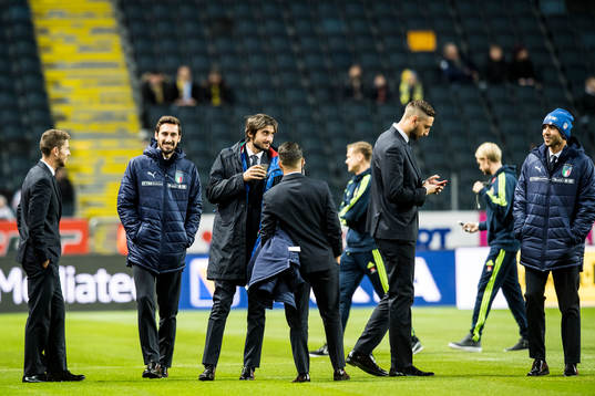 Italiens spelare är ute och känner på gräset