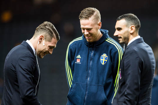 Sveriges Pontus Jansson är ute och känner på planen och