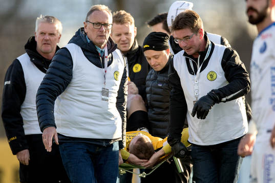 Frejs Richard Spong bärs ut på bår