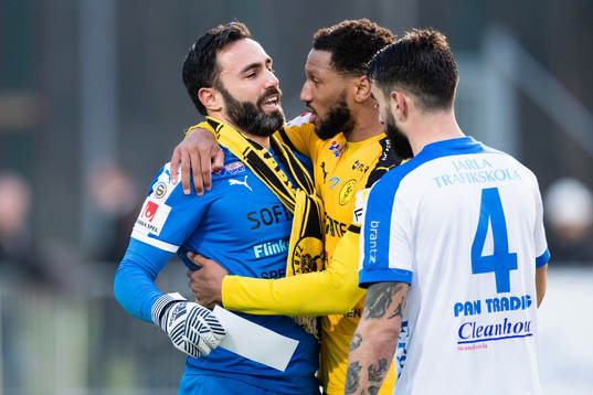 Frejs målvakt Marko Atanackovic omfamnas