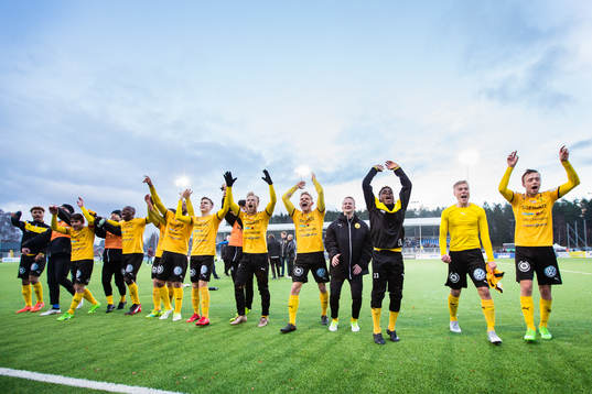Frejs spelare firar platsen i Superettan nästa år