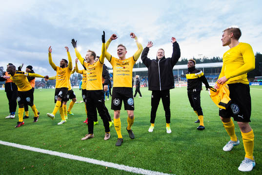 Frejs spelare firar platsen i Superettan nästa år