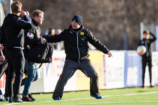 Frejs tränare Roberth Björknesjö manar på läkaren att