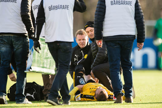Frejs Richard Spong skadar sig och bärs ut på bår