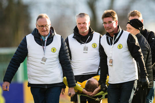 Frejs Richard Spong skadar sig och bärs ut på bår