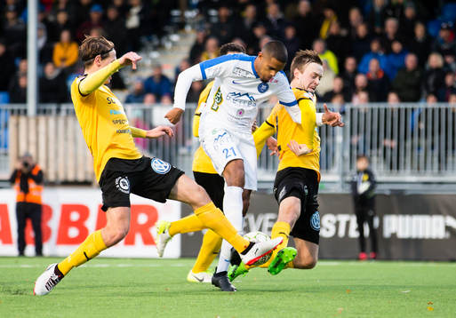 Frejs Philip Wiström (v) och Pontus Åsbrink (h) blockerar