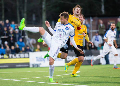 Akropolis Adrian Pettersson i en duell med Frejs Adam Gradén