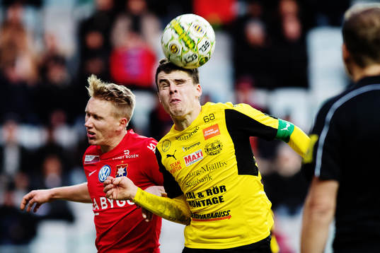 Örgrytes Emil Skogh och Mjällbys Jesper Gustavsson i