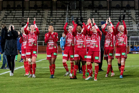 Piteås spelare jublar