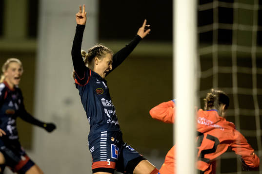 Linköpings Lisa Lantz jublar efter 0-1 bakom LB07s målvakt Emma Lind