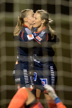 Linköpings Lisa Lantz och Maja Kildemoes jublar efter 0-1 av Lantz
