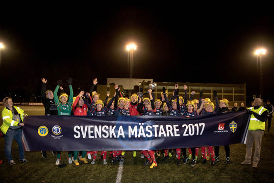 Linköpings spelare jublar med pokalen