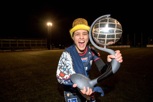 Linköpings Marija Banusic jublar med pokalen