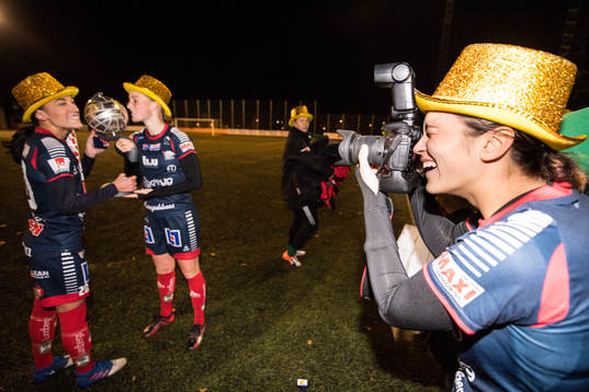 Linköpings Marija Banusic lånar en kamera och tar bilder på Anna Oscarsson och Nicoline Sörensen med Kronprinsessan Victorias pokal