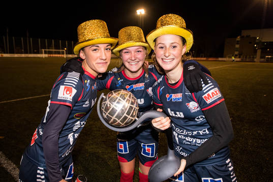 Linköpings Anna Oscarsson, Frida Leonardsen Maanum och Nicoline Sörensen jublar med Kronprinsessan Victorias pokal