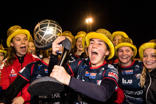 Linköpings Irma Helin (m) höjer Kronprinsessan Victorias pokal och jublar med lagkamraterna
