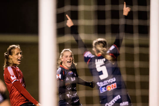 Linköpings Maja Kildemoes jublar mot Lisa Lantz som gjort 0-1