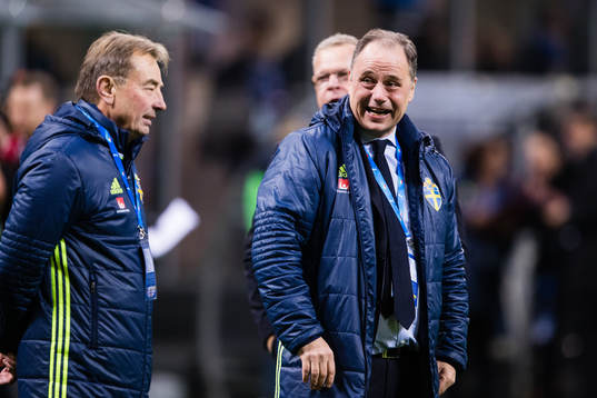 Sveriges scout Prahl och presschef Niklas Bodell jublar